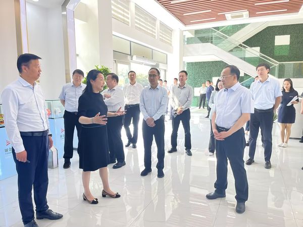 新鄉(xiāng)市主要領(lǐng)導(dǎo)持續(xù)關(guān)心幫助銀金達(dá)培育壯大新質(zhì)生產(chǎn)力